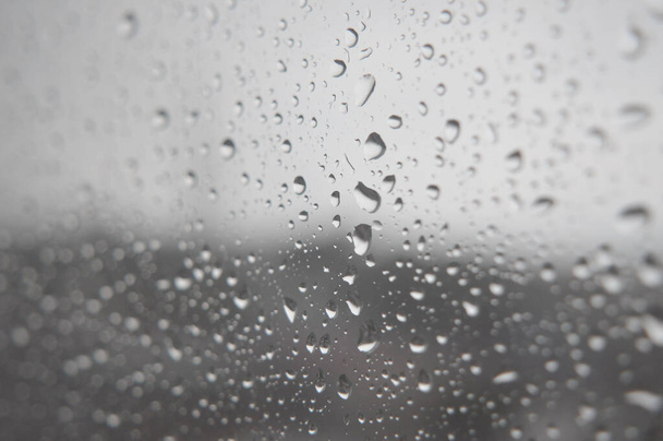 Σταγόνες βροχής στο παράθυρο, βροχερές μέρες - Φωτογραφία, εικόνα