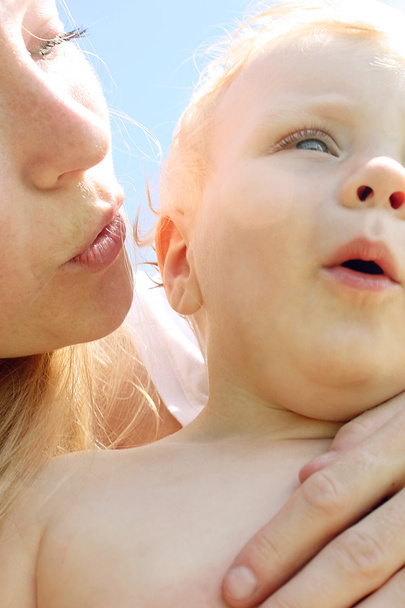 母親と赤ちゃんの口笛 - 写真・画像