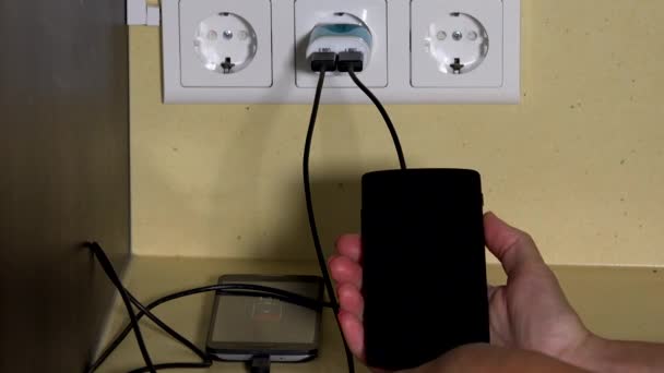 ženská ruka připojit chytrý telefon ke zdi nabíječka a držet - Záběry, video