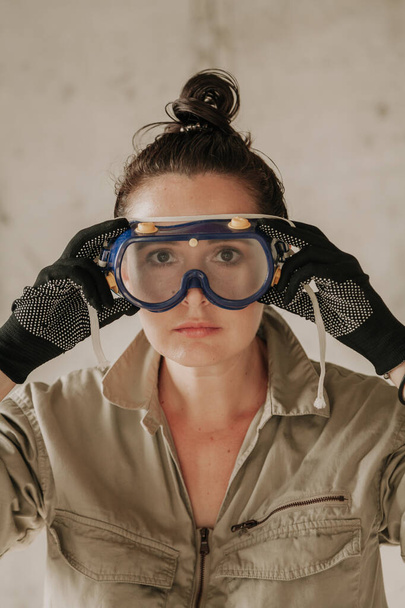 Girl in overalls and goggles - Foto, imagen