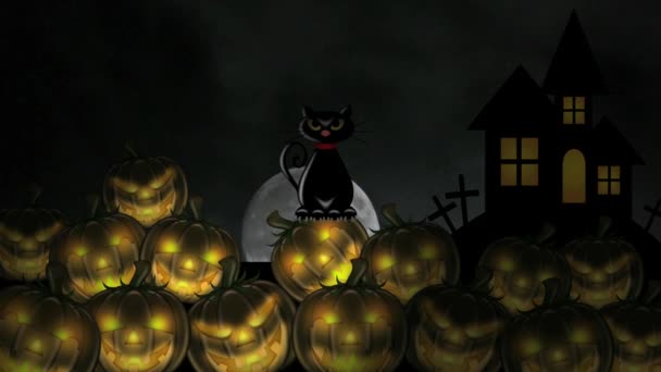 volle maan stijgen en bewegende wolken achter een griezelige huis met kruist, stapels van kaars aangestoken gesneden pompoenen en zwarte kat op een donkere enge halloween nacht time-lapse 1080p - Video