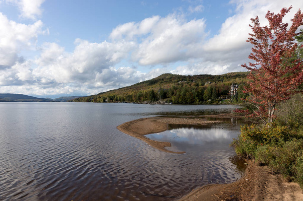 Vista del Lac Tremblant en Mont-Tremblant pueblo. Quebec. Canadá
 - Foto, imagen