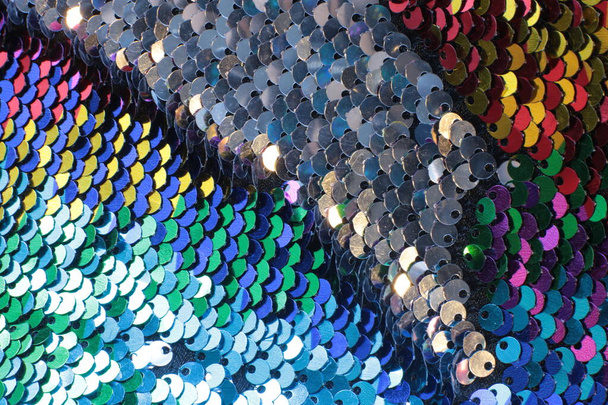Textura brillante fondo lentejuelas multicolores iridiscentes macro foto
 - Foto, imagen