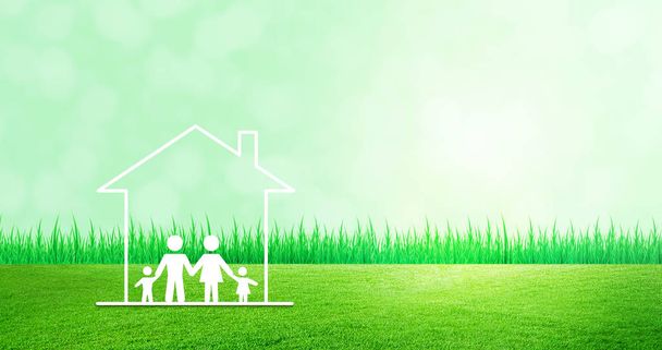 Mutlu Aile Kavramı: Arka planda yeşil doğal ve güneş ışığı olan yeşil çayır tarlasında aile ve ev ikonları. - Fotoğraf, Görsel