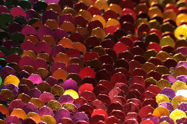 Textura brilhante fundo iridescente multicolor lantejoulas macro foto
 - Foto, Imagem
