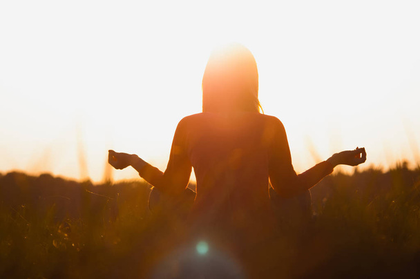 serenidad y práctica de yoga al atardecer
 - Foto, Imagen