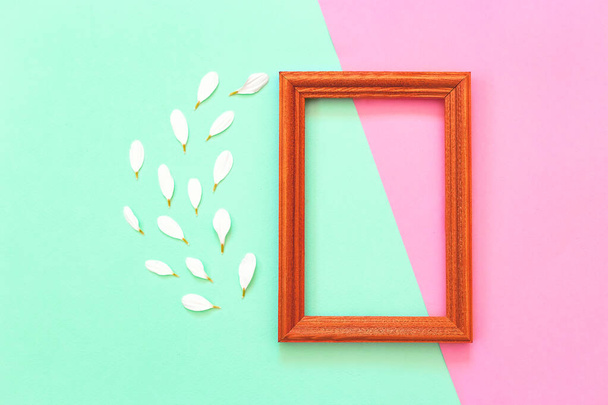 White chrysanthemum with photo frame on a mint and pink background - Φωτογραφία, εικόνα