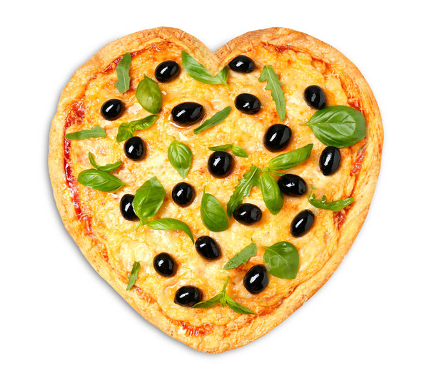 leckere herzförmige Pizza mit Oliven auf weißem Hintergrund - Foto, Bild