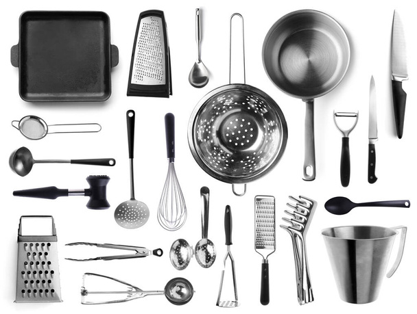Beyaz zemin üzerinde metal mutfak aletleri seti - Fotoğraf, Görsel