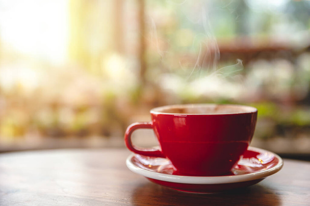 Bevande calde in tazza di caffè sul tavolo di legno nel caffè con spazio per il testo
. - Foto, immagini