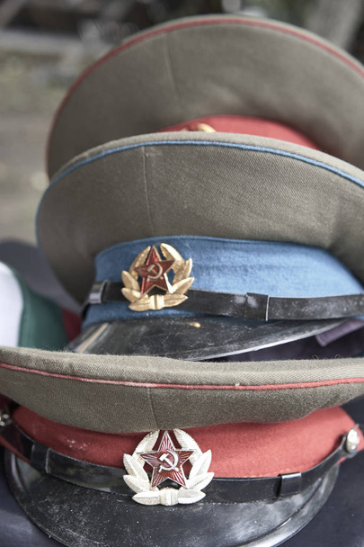 Grupo de sombreros militares rusos. Guerra fría
 - Foto, imagen