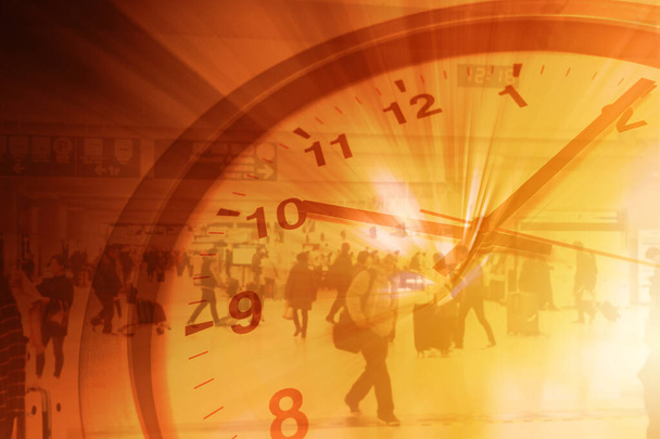 Arbeitszeiten Geschäftszeiten mit Geschäftsleuten, die in der U-Bahn laufen, überlagern sich mit Uhrenkonzept. - Foto, Bild