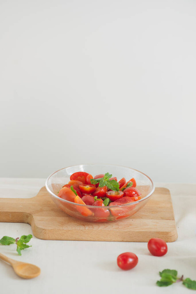 Salade fraîche délicieuse aux tomates. Faire de la salade verte fraîche
 - Photo, image