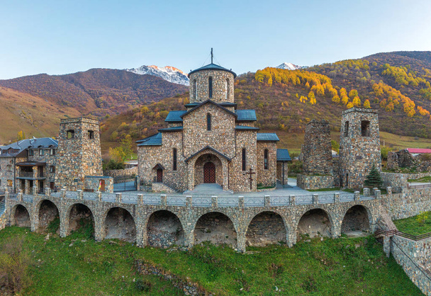 Kuzey Osetya 'daki Fiagdon Manastırı.  - Fotoğraf, Görsel