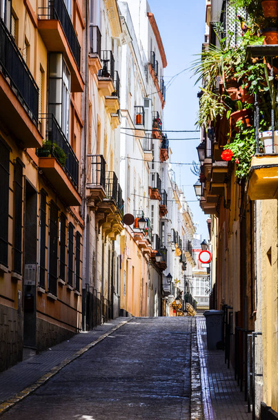Nahaufnahme der historischen Straßen der spanischen Städte - architektonische Gebäude, spanischer Stil, Gaudi-Design, antike Gebäude - Foto, Bild