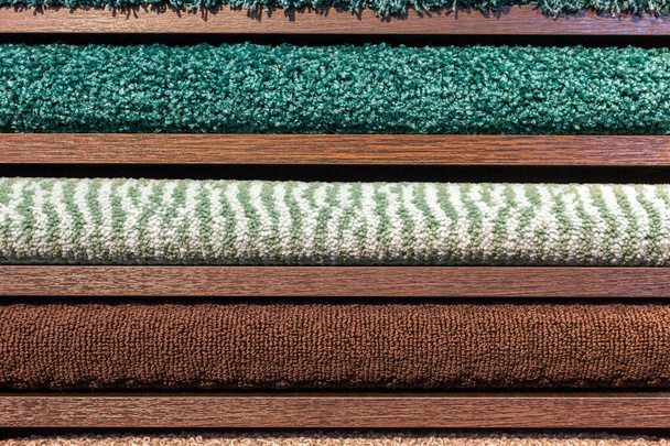 campioni di tappeti multicolori sugli scaffali
 - Foto, immagini