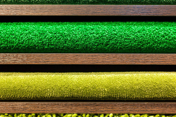 amostras de tapetes multicoloridos nas prateleiras
 - Foto, Imagem
