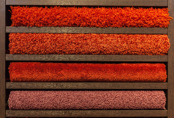 Muster von bunten Teppichen in den Regalen - Foto, Bild