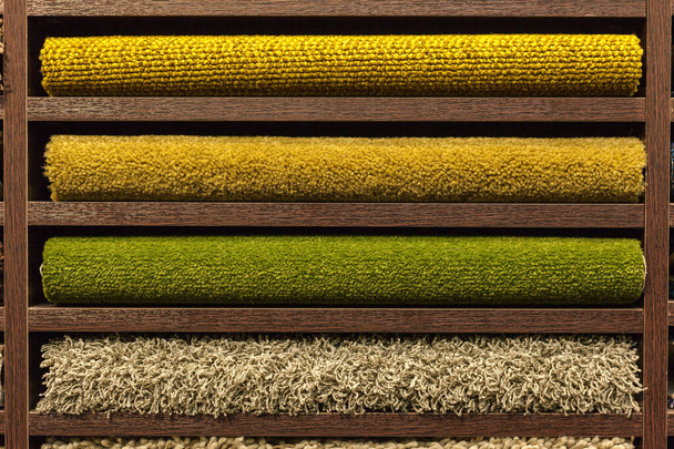 campioni di tappeti multicolori sugli scaffali
 - Foto, immagini