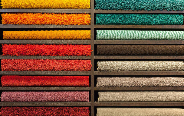 δείγματα της πολύχρωμα χαλιά στα ράφια των καταστημάτων - Φωτογραφία, εικόνα