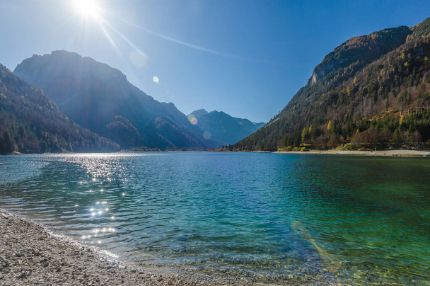 Озеро Райбл поблизу Преділу проходить в італійських Альпах.. - Фото, зображення