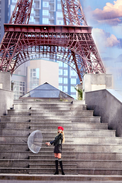 mladá dívka v červené biret a černá bunda stojí chůzi  - Fotografie, Obrázek