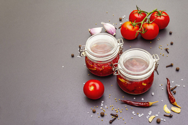 Confitura de tomate, mermelada, chutney, salsa. Concepto casero de preservación
 - Foto, imagen