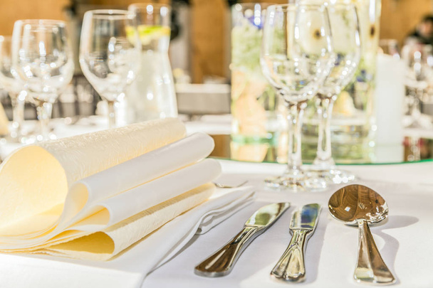 Gyönyörű asztal készlet néhány ünnepi esemény, party vagy esküvői fogadás. Tervezés, formalitás. Közelkép - Fotó, kép