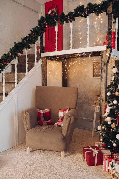 Άνετη πολυθρόνα στο δωμάτιο των Χριστουγέννων.Πρωτοχρονιά έννοια. - Φωτογραφία, εικόνα