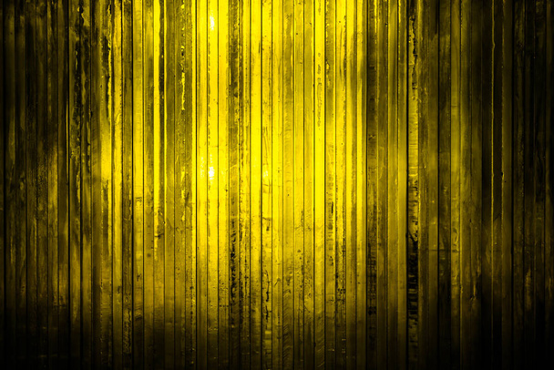 Толстое ярко-желтое стекло со светом, сияющим от ba
 - Фото, изображение