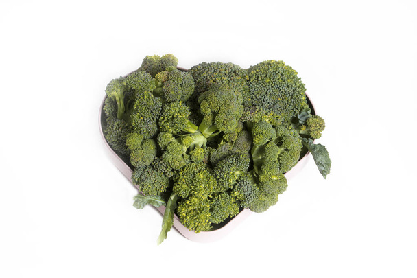 brócoli fresco brócoli en un tazón de cierre y hojas
 - Foto, imagen