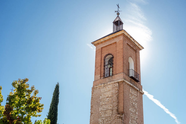 alcala de henares, madrid, spanien; 10 / 08 / 2019: "santa maria la mayor" -Turm, im historischen Zentrum von alcala de henares, auf der Plaza Cervantes. - Foto, Bild