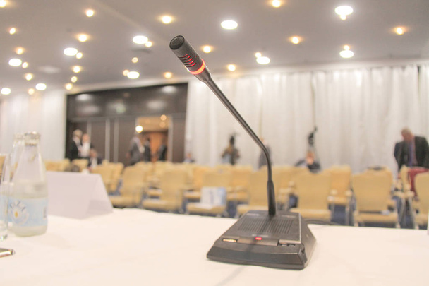 Mikrofony i monitory w hali konferencyjnej podczas Business conf - Zdjęcie, obraz