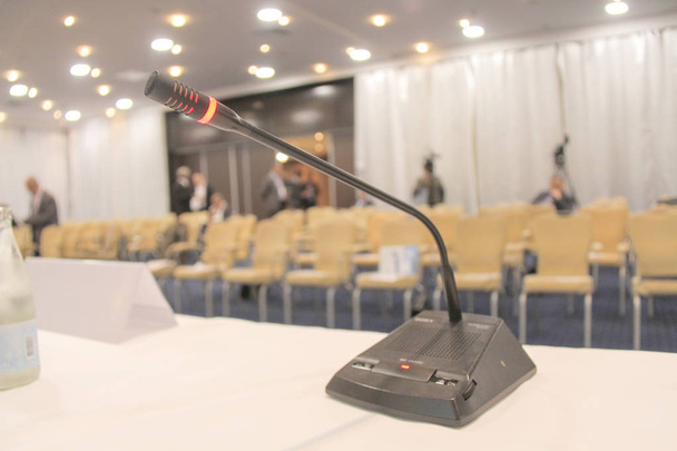 Microfones e monitores na sala de conferências durante a reunião de negócios
 - Foto, Imagem