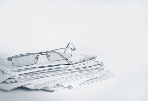 stack of Newspapers and glasses isolated on white - Foto, Bild