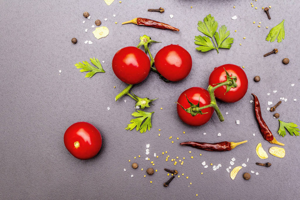 Pierre de cuisson fond en béton avec des épices, herbes, tomates
 - Photo, image