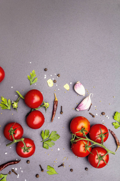 Kochstein Betonhintergrund mit Gewürzen, Kräutern, Tomaten - Foto, Bild