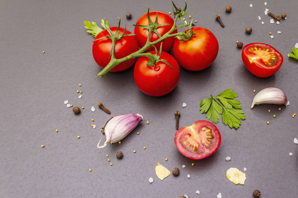 Kochstein Betonhintergrund mit Gewürzen, Kräutern, Tomaten - Foto, Bild