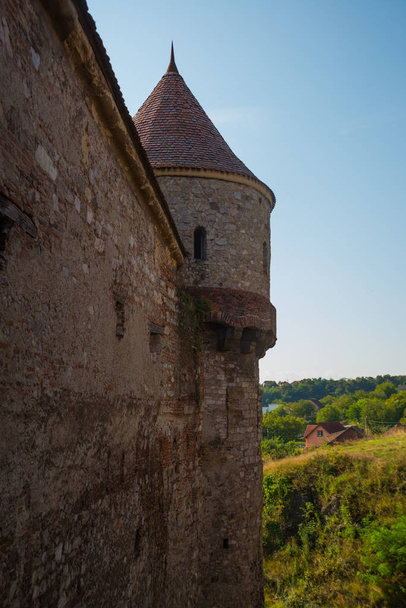 HUNEDOARA, ROMANIA: Corvin Castle, also known as Hunyadi Castle or Hunedoara Castle, Hunedoara County, Transylvania - Фото, изображение