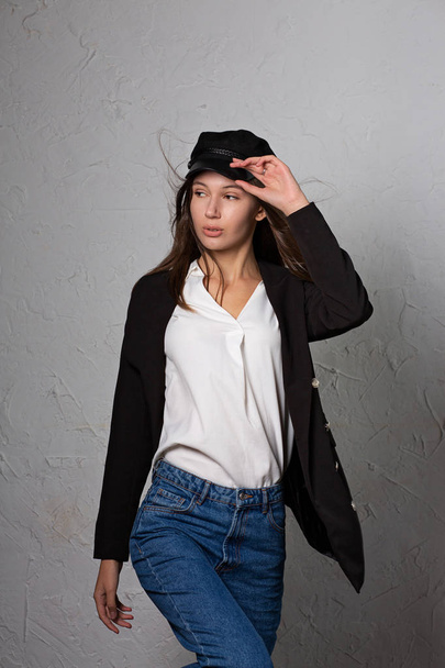 Привлекательная девушка носит стильный наряд позирует в студии
  - Фото, изображение