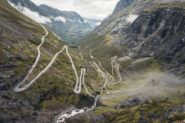 słynny wąż drogi Trollstigen w Norwegii - Zdjęcie, obraz