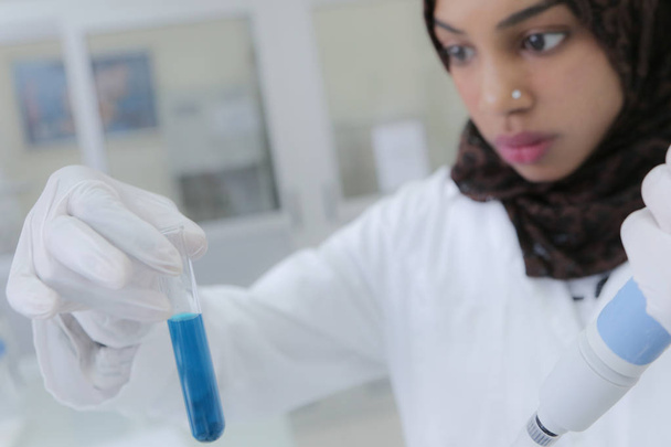 Young African Female Laboratory scientist working at lab with te - Foto, Bild