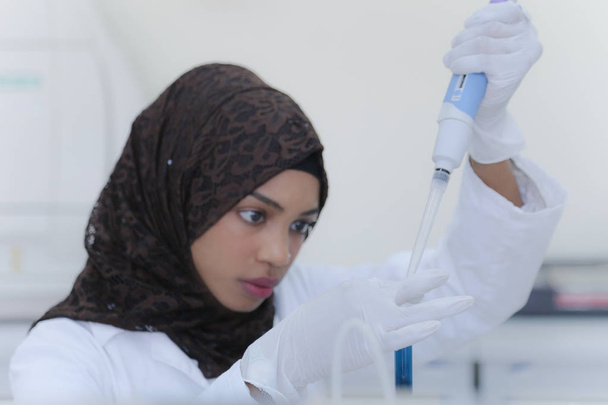 Fiatal afrikai női laboratóriumi tudós dolgozik laborban te - Fotó, kép