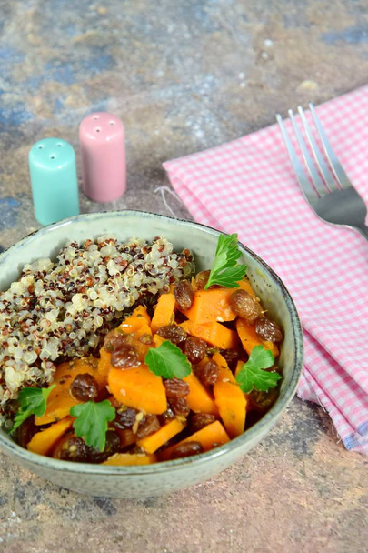 Bol de quinoa aux graines de patate douce, poivron, raisin sec, persil et sésame - Photo, image