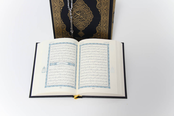 Ιερό ισλαμικό βιβλίο Κοράνι και κομπολόι - Φωτογραφία, εικόνα