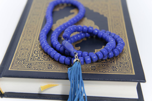 Święta księga islamska Koran i różaniec - Zdjęcie, obraz