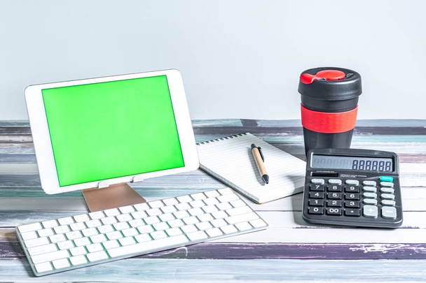 Papeterie, tasse réutilisable, clavier et tablette mobile avec écran vert
 - Photo, image