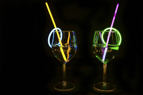 Urlaubsparty leckeres Getränk in einer Bar Weinglas buntes Licht - Foto, Bild