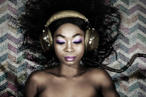 disco díva szexi DJ zenét hallgat fejhallgatóval - Fotó, kép