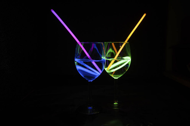 Colorida bebida de fiesta con fondo oscuro para las vacaciones, christm
 - Foto, Imagen